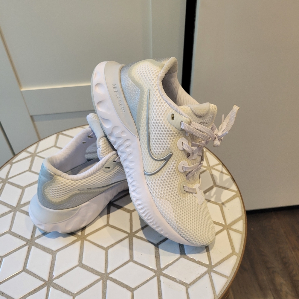 Nike Renew Run White Metalic Silver Shoes - Picture 4 of 5